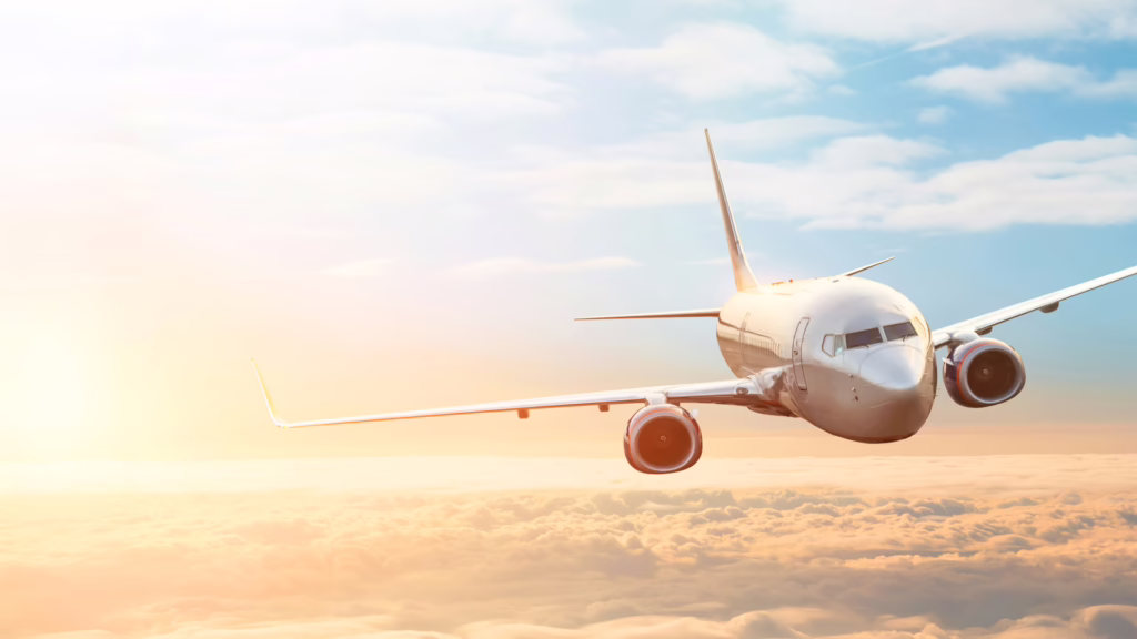 Flugzeug fliegt bei Sonnenuntergang über Wolken